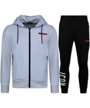 
ICON  Joggingpakken Heren  - Trainingspakken  - Huispakken Heren Volwassenen -  11759 - Wit/Zwart - <p><strong>Specificaties:<br /></strong>- ICON Joggingpakken Heren<br />- Kleur: Zwart / Wit<br />- Seizoen: Voorjaar / Najaar<br />- Mouwen: Lange Mouw<br />- Patroon: Blanco<br />- Zakken Vest: 2 Steekzakken<br />- Zakken broek: 2 Steekzakken<br />- Materiaal: 20% Katoen , 80% Polyester<br />- Weefsel: Dik geweven<br />- Pasvorm: Slim Fit, <br />- Pasvorm broek: Slim Fit<br />- Wasvoorschrift: Machinewas 30 graden, Binnenste buiten wassen <br />- Beschikbare maten: S - M - L - XL - XXL</p>