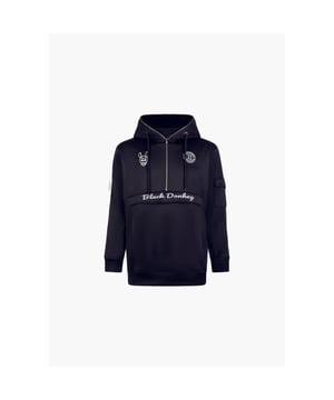
De critical zip trainingshoodie in zwart en wit is perfect te combineren met de bijpassende critical zip trainingspants. Deze perfecte outfit is ideaal tijdens het sporten, maar ook bijvoorbeeld op de bank, Je kunt het vrijwel bij iedere gelegenheid dragen. De trainingshoodie zit comfortabel en het ademt goed. Stijgt de temperatuur onverwachts? Dan trek je gewoon je trainingshoodie uit, dat maakt de aanschaf van deze trainingshoodie een prima investering, naast het feit dat dit trainingshoodie ook nog eens heerlijk zit. De trainingshoodie heeft twee 3D Rubber patches en Black Donkey geborduurd op de voorzijde. Deze trainingshoodie is gemaakt van 100% polyester.