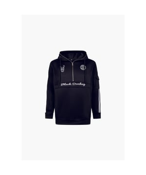 
De zip trainingshoodie in zwart en wit is perfect te combineren met de bijpassende zip trainingspants. Deze perfecte outfit is ideaal tijdens het sporten, maar ook bijvoorbeeld op de bank, Je kunt het vrijwel bij iedere gelegenheid dragen. De trainingshoodie zit comfortabel en het ademt goed. Stijgt de temperatuur onverwachts? Dan trek je gewoon je trainingshoodie uit, dat maakt de aanschaf van deze trainingshoodie een prima investering, naast het feit dat dit trainingshoodie ook nog eens heerlijk zit. De trainingshoodie heeft twee 3D Rubber patches en Black Donkey geborduurd op de voorzijde. Deze trainingshoodie is gemaakt van 100% polyester.