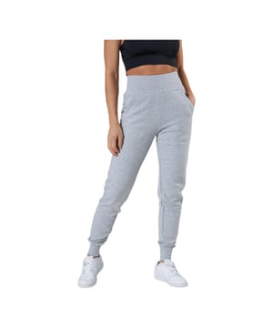 
Björn Borg Dames Mika Sweat Trainingsbroek Light Grey Melange

 De Mika Sweat Trainingsbroek voor dames combineert ultiem comfort met een moderne uitstraling. Gemaakt van een zachte mix van katoen en polyester, biedt deze broek een comfortabel en ademend draaggevoel.

  Belangrijkste kenmerken

   
 * Materiaal: 80% katoen en 20% polyester     
 * Regular-fit ontwerp voor een ontspannen pasvorm     
 * Elastische tailleband met verstelbaar trekkoord voor een perfecte pasvorm     
 * Praktische zijzakken om kleine essentials veilig op te bergen     
 * Stijlvol lichtgrijs melange ontwerp met taps toelopende pijpen en boorden aan de enkels   Waarom kiezen voor de Mika Sweat Trainingsbroek?

 Deze trainingsbroek is ideaal voor diverse gelegenheden, van workouts tot casual wear. Het hoogwaardige materiaal en de doordachte details garanderen langdurig comfort en een stijlvolle uitstraling, waardoor het een onmisbaar item is in je garderobe.

 Onderhoudsinstructies

   
 * Machinewasbaar op