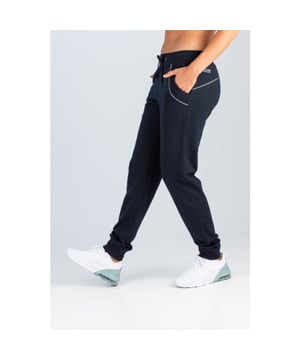 Steel gegarandeerd de show met de hardloper uit de nieuwe collectie van Sjeng Sports! 
Sjeng Sports Training Lange broeken van het materiaal en in de kleur Marine.