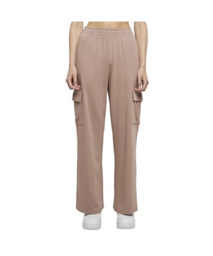 
70% Katoen, 30% Polyester. Stof: Gebreid, Badstof. Ontwerp: Eenvoudig. 280gsm. Stoftechnologie: Lichtgewicht. Easy-Care. Zakken: 2 zijzakken, 2 cargo zakken, klepsluiting. Pasvorm: Baggy. Waistline: Elastiek. Robuust.