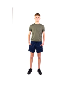 
Lacoste Zwemshort Marine Heren

 Duik in stijl en comfort met de Lacoste Zwemshort. Ontworpen voor zowel esthetiek als prestatie, biedt deze zwemshort het beste van beide werelden, of je nu langs het zwembad ontspant of de golven trotseert. Gemaakt van hoogwaardig materiaal dat snel droogt en licht aanvoelt, biedt deze zwemshort ultiem comfort en bewegingsvrijheid. De elastische tailleband met trekkoord zorgt voor een perfecte pasvorm, terwijl de kenmerkende Lacoste krokodillogo's aan de voor- en achterkant een vleugje tijdloze elegantie toevoegen.

 Pluspunten:

 + Zijzakken

 + Sneldrogend

 + Elastische broekband met contrasterend trekkoord

 + Meshvoering