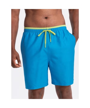 
Maak een statement op het strand met deze zwemshorts tot net boven de knie, verkrijgbaar in intense kleuren! Ideaal voor mannen die houden van zowel actieve recreatie bij het water als ontspannen zomerse momenten. De shorts zijn gemaakt van een sneldrogend en duurzaam materiaal, perfect voor een dag aan het strand of zwembad.

 Het casual design biedt maximale bewegingsvrijheid, terwijl de meshvoering in de vorm van een binnenbroekje zorgt voor extra comfort tijdens het zwemmen. De comfortabele tailleband met een tweekleurig trekkoord is verstelbaar, zodat de pasvorm perfect aan te passen is. Het effen ontwerp wordt stijlvol doorbroken door contrasterende details en levendige kleuraccenten, die jouw zomerse teint prachtig benadrukken.

 Details:

  
 * Zwemshorts voor heren tot net boven de knie 
 * Twee voorzakken 
 * Achterzak met klittenbandsluiting 
 * Meshvoering in de vorm van een binnenbroekje 
 * Verstelbare tailleband