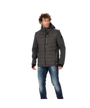 
Falcon Perrin Korte Heren Winterjas

 Dit ski-jack van Falcon is gemaakt van een combinatie van gemêleerde stof voor de capuchon en het voorpand en effen softshell materiaal voor de mouwen en het rugpand. Dit heren ski-jack is gevuld met kunstdons en het heeft verstevigde inzetten op de schouders. De jas heeft een uitneembare sneeuwvanger en een mouwzakje waarin je de skipas kan stoppen. Nog een handig element is dat het een ingang voor je telefoon kabeltje heeft.

 Falcon Perrin Heren Ski-Jas

 De Falcon heeft is heerlijk warm en heeft reflecterende details zodat je ook in het donker goed zichtbaar bent. De jas is voorzien van een capuchon die je droog en comfortabel houdt bij slecht weer. De rits heeft een zachte kinbeschermer die ervoor zorgt dat de ritssluiting langs de kin schuurt. 

 Plus en Minpunten: 

 Pluspunten:

 + Zijzakken met ritssluiting
+ Borstzak 
+ Verstelbare