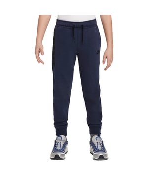 
De Nike Sportswear Tech Fleece Joggingbroek voor kinderen heeft een verbeterde pasvorm en zit erg comfortabel. Zeg maar hallo tegen Tech Fleece. De premium, lichte fleece is glad aan de binnen- en buitenkant en biedt veel warmte zonder extra volume. Deze broek, een combinatie van twee van onze best verkopende items (Tech Fleece en joggingbroeken), staat garant voor comfort op koude dagen. Deze nieuwe en verbeterde pasvorm is ontworpen voor elke vorm en grootte en geschikt voor alle kids. Berg je snacks en essentials veilig op in de zakken met rits en de contrasterende taping benadrukt de details op de naden en zorgt voor de kenmerkende Tech Fleece look. Extra materiaal tussen de pijpen zorgt voor meer ruimte om te rennen, springen, stretchen en de tailleband met drie banen is comfortabel aan te trekken en zorgt voor een pasvorm die goed blijft zitten. <ul> <li>Zijzakken </li> <li>Gedrukt Futura logo </li> <li>Tailleband met trekkoord </li> </ul> <b>Materiaal: </b><br> 53% katoen <br> 47% polyester