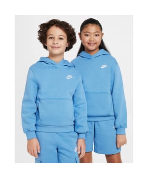 
Introductie: Met trots presenteren wij de Nike Sportswear Club Fleece voor jongens, een comfortabele en stijlvolle toevoeging aan de garderobe van elke sportieve jongeling. Dit hooded sportcasual item biedt niet alleen warmte en comfort, maar ook een trendy uitstraling die perfect is voor elke gelegenheid. Voordelen: De Nike Sportswear Club Fleece biedt tal van voordelen voor actieve jongens. Het fleece materiaal zorgt voor extra warmte en comfort, ideaal voor koude dagen of na het sporten. Daarnaast is de hoodie voorzien van een capuchon die beschermt tegen wind en regen, waardoor hij perfect is voor een actieve levensstijl. Het trendy blauwe design maakt dit item een echte eyecatcher en een must-have voor jongens die houden van sportieve en casual kleding. Belangrijkste kenmerken: De Nike Sportswear Club Fleece is gemaakt van hoogwaardig materiaal dat duurzaamheid en comfort garandeert. De capuchon zorgt voor extra bescherming en kan worden aangetrokken voor een nauwere pasvorm. De