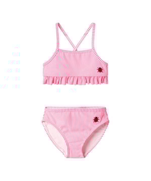 
De bikini set van Name It is een speelse en comfortabele keuze voor zonnige dagen. Deze meisjes bikini met all-over lieveheersbeestjesprint is gemaakt van garengeverfde stof voor langdurige kleurvastheid. De ruches, het geborduurde detail en de gekruiste schouderbandjes zorgen voor een vrolijke en stevige pasvorm. Dankzij de mesh voering biedt de bikini voldoende dekking.