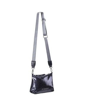 
* Metallic PU-handtas
* Blauw-wit gestreepte voering
* Blauw-wit gestreepte verstelbare en afneembare banden
* Klein zakje aan de binnenkant
* Spoelrits met merkrits voor het sluiten van de tas
* Klein logokunstwerk aan de voorkant 100% polyurethane
