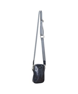 
Upgrade uw stijl met de nieuwe Phonebag! Ons strakke design is voorzien van een opvallende allover logo-print in reliëf op hoogwaardig PU-materiaal. De ritssluiting aan de bovenkant zorgt ervoor dat uw telefoon veilig blijft, terwijl de afneembare band met trendy strepen zorgt voor handig dragen. Binnenin vindt u een klein zakje perfect voor het opbergen van uw kaarten. Bovendien voegt het merkplaatje op de voorkant een vleugje verfijning toe aan dit onmisbare accessoire. Blijf georganiseerd en chic met de Phonebag. 100% polyurethane