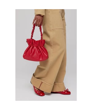 
<p>Add a pop of red to every step. De RAYE bag in RACING RED is een gewatteerde schoudertas met grafische stiksels en subtiel geborduurd logo. Het lichte formaat en de zachte vulling maken haar ideaal voor dagelijks gebruik. De kleur zorgt voor power, de vorm voor gemak. Perfect bij denim, knitwear of een matchende rode co-ord. Bright, bold and always hands-free. </p><br>Kleur: racing red <br>
Materiaal: 100% PU