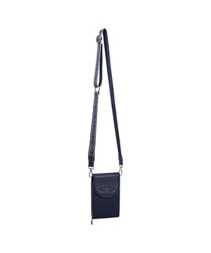 
Telefoon mini-handtas met extra zakje om kleine spullen zoals sleutels en kaarten op te bergen * Verstelbare schouderriem * Rits- en magnetische sluiting bij opening * HV Polo jacquard satijnen tape * Artwork op klep Shell  100% Polyurethane, Lining 100% Polyester