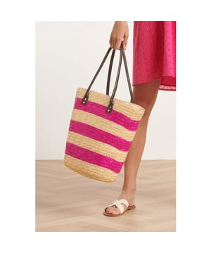
Ga deze zomer stijlvol de deur uit met de Smashed Lemon Gestreepte Zomerse Tas. Ontworpen door Smashed Lemon voor de moderne vrouw, is deze tas niet alleen een modeaccessoire, maar ook een uiting van zomerse elegantie. De roze en zandkleurige strepen geven de tas een frisse en trendy uitstraling, perfect voor de zomerse dagen. Deze zomerse tas is vervaardigd uit 100% tarwestro, waardoor het niet alleen een milieubewuste keuze is, maar ook een duurzame toevoeging aan je accessoire collectie. Het ruime ontwerp biedt voldoende ruimte voor al je benodigdheden, terwijl de gestreepte patronen een modieuze touch toevoegen aan elke outfit. 

Kenmerken : 
- Gestreepte zomerse tas in roze en zandkleur voor een modieuze look 
- Gemaakt van 100% tarwestro, een duurzame en milieubewuste keuze 
- Ruim ontwerp voor al je zomerse benodigdheden 
Voeg een vleugje zomerse elegantie toe aan je stijl met de Smashed Lemon Gestreepte Zomerse Tas. 
Bestel nu en maak een statement deze zomer!

 Specificaties