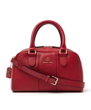 
Afmetingen: 31.00 cm breed x 18.00 cm hoog x 15.00 cm diep <p>Deze leuke handtas is gemaakt van rundleder en beschikt over twee handvatten. De tas kan ook crossbody gedragen worden door de afneembare en verstelbare  schouderband. Deze wordt veilige afgesloten met een rits aan de bovenzijde. In  de binnenzijde zit een opbergvak, ritsvak, telefoonvak en sluitelhanger. Daag jezelf uit om deze hippe tas op verschillende manieren te dragen.</p>