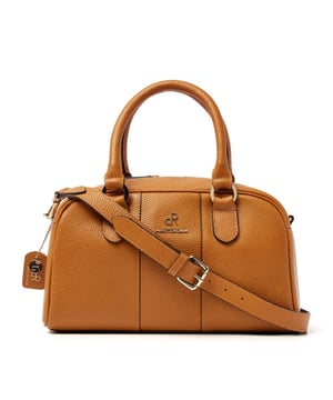 
Afmetingen: 31.00 cm breed x 18.00 cm hoog x 15.00 cm diep <p>Deze leuke handtas is gemaakt van rundleder en beschikt over twee handvatten. De tas kan ook crossbody gedragen worden door de afneembare en verstelbare  schouderband. Deze wordt veilige afgesloten met een rits aan de bovenzijde. In  de binnenzijde zit een opbergvak, ritsvak, telefoonvak en sluitelhanger. Daag jezelf uit om deze hippe tas op verschillende manieren te dragen.</p>