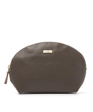 Dit item uit onze Tassen Outlet outlet scoor je nu extra voordelig op V&D waar het altijd dR Amsterdam sale is. 
Afmetingen: 16.00 cm breed x 11.00 cm hoog x 4.00 cm diep <p>Een leuk make-up tasje welke gemaakt is van rundleder. Het is erg handig om deze mee te nemen in je grotere tas, zo heb je snel en overzichtelijk alles bij de hand. Dit tasje wordt veilig afgesloten met een rits aan de buitenzijde en heeft binnenin ook nog ruimte voor het opbergen van drie creditcards. Om onderweg en  tussendoor je make-up bij te kunnen werken is er een spiegeltje aanwezig. Je kunt het tasje overal voor gebruiken, ook bijvoorbeeld in je sporttas of meenemen tijdens een weekendje weg. Het make-up tasje is door het oogje aan de buitenkant ook makkelijk vast te klikken aan de sleutelhanger in onze tassen.</p>