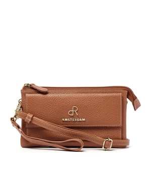 
Afmetingen: 20.00 cm breed x 11.00 cm hoog x 4.00 cm diep <p>Deze tas van rundleder is multifunctioneel in gebruik en door de afneembare en  verstelbare schouderband en polsband, zowel als schoudertas als clutch te  gebruiken. De tas is afsluitbaar met een bovenrits en heeft twee opbergvakken en daar tussen een steekvakje. Daarnaast zijn er nog zes creditcardvakken, een telefoonvak, keycord en een spiegeltje te vinden. De achterzijde van de tas heeft een ritsvak en de voorzijde heeft een steekvak afsluitbaar met drukknop, beide voor het meenemen van kleinere spullen welke je snel wilt kunnen pakken.</p>