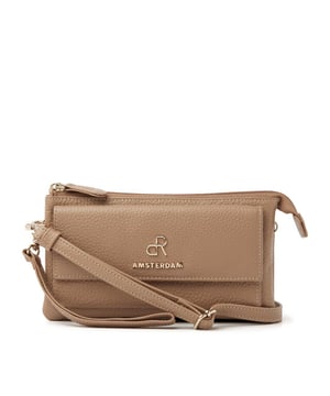 
Afmetingen: 20.00 cm breed x 11.00 cm hoog x 4.00 cm diep <p>Deze tas van rundleder is multifunctioneel in gebruik en door de afneembare en  verstelbare schouderband en polsband, zowel als schoudertas als clutch te  gebruiken. De tas is afsluitbaar met een bovenrits en heeft twee opbergvakken en daar tussen een steekvakje. Daarnaast zijn er nog zes creditcardvakken, een telefoonvak, keycord en een spiegeltje te vinden. De achterzijde van de tas heeft een ritsvak en de voorzijde heeft een steekvak afsluitbaar met drukknop, beide voor het meenemen van kleinere spullen welke je snel wilt kunnen pakken.</p>
