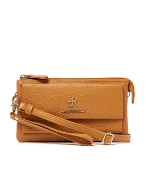 
Afmetingen: 20.00 cm breed x 11.00 cm hoog x 4.00 cm diep <p>Deze tas van rundleder is multifunctioneel in gebruik en door de afneembare en  verstelbare schouderband en polsband, zowel als schoudertas als clutch te  gebruiken. De tas is afsluitbaar met een bovenrits en heeft twee opbergvakken en daar tussen een steekvakje. Daarnaast zijn er nog zes creditcardvakken, een telefoonvak, keycord en een spiegeltje te vinden. De achterzijde van de tas heeft een ritsvak en de voorzijde heeft een steekvak afsluitbaar met drukknop, beide voor het meenemen van kleinere spullen welke je snel wilt kunnen pakken.</p>
