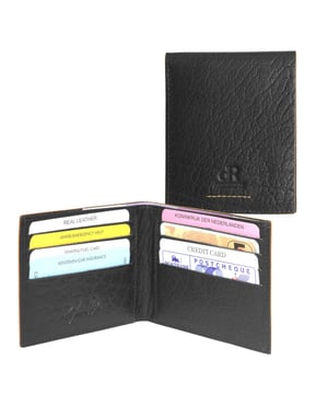 
Afmetingen: 11.00 cm breed x 9.00 cm hoog x 1.00 cm diep <p>Dit is de perfecte platte billfold welke nergens te veel ruimte in beslag neemt. De billfold is gemaakt van gewaxt rundleder en beschikt over een RFID bescherming in de voering. Doordat er aan de binnenzijde enkel ruimte is voor briefgeld, bonnetjes en diversen creditcards blijft hij mooi compact en kun je hem makkelijk in je broekzak of jas meenemen. Dit model is uitgevoerd in een zwarte of mooie donkerbruine kleur en heeft een oranje afwerking aan de randen.</p>