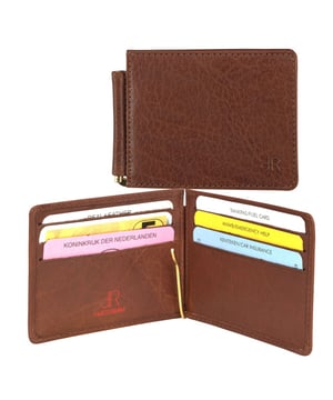 Dit prachtige artikel van dR Amsterdam koop je nu voor een zeer lage uitverkoopprijs in onze dR Amsterdam outlet.
Afmetingen: 11.00 cm breed x 8.00 cm hoog x 1.00 cm diep <p>Deze moneyclip beschikt over zes creditcardvakken en heeft daarnaast nog een pin waar papiergeld achter gestoken kan worden. Het is gemaakt van gewaxt rundleder en heel dun waardoor het makkelijk in gebruik en mee te nemen is.</p>