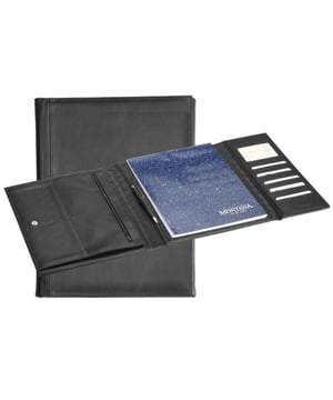 Dit item uit onze Tassen Outlet outlet scoor je nu extra voordelig op V&D waar het altijd dR Amsterdam sale is. 
Afmetingen: 31.00 cm breed x 24.00 cm hoog x 2.00 cm diep <p>Deze mooie schrijfmap is vervaardigd uit zacht rundleder. Het bevat  een A4 notitieblok en een houder voor een pen. Wat deze map erg handig maakt is dat het zes steekvakken heeft voor creditcards en een met rits afsluitbaar vak. Daarbij heeft deze map ook nog vier extra steekvakken waardoor alles goed en overzichtelijk op te bergen is. De schrijfmap is gemaakt van zacht rundleder en  wordt veilig afgesloten met een druksluiting.</p>