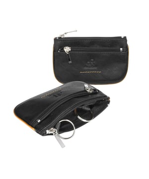 
Afmetingen: 11.00 cm breed x 7.00 cm hoog x 1.00 cm diep <p>Een sportieve sleutel-etui die is vervaardigd uit gewaxt rundleder behoort tot de Icon collectie. De etui is uitgevoerd met een ritssluiting en heeft een groot vak met twee sleutelringen aan de binnenzijde. Aan de buitenzijde heeft de etui een extra ritsvak om extra eigendommen op te bergen.</p>