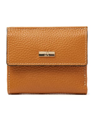
Afmetingen: 10.00 cm breed x 9.00 cm hoog x 1.00 cm diep <p>Hou je van klein en compact? Dan zit je met deze billfold goed. Door zijn handige formaat kun je hem makkelijk overal mee naar toe nemen, bijvoorbeeld in je broekzak, jas of in je tas. Er is ruimte voor briefgeld, muntjes en diversen creditcards. De billfold is gemaakt van rundleder. Om de billfold veilig af te  sluiten beschikken de twee beschikbare ruimtes over een drukknop. Deze billfold beschikt over RFID protectie. Dit beschermt tegen het skimmen van betaalpassen.</p>