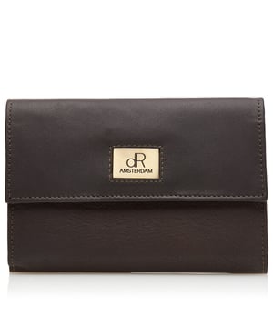 
Afmetingen: 14.00 cm breed x 9.00 cm hoog x 2.00 cm diep <p>Deze mooie damesportemonnee is gemaakt van zacht rundleder en bestaat uit twee delen. Het voorste deel wordt afgesloten met een klep met druksluiting en heeft als functie het opbergen van muntgeld. Het achterste deel wordt afgesloten met een lipje met druksluiting en heeft acht creditcardvakken en twee vakken van verschillend formaat met kijkvenster. Ook is het aan deze zijde mogelijk om je papiergeld op te bergen.</p>