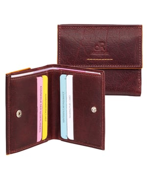 
Afmetingen: 10.00 cm breed x 8.00 cm hoog x 1.00 cm diep <p>Hou je van klein en compact? Dan zit je met deze billfold goed. Door zijn handige formaat kun je hem makkelijk overal mee naar toe nemen, bijvoorbeeld in je broekzak, jas of in je tas. Er is ruimte voor briefgeld, muntjes en diversen creditcards. De billfold is geschikt voor zowel dames als heren en is gemaakt van gewaxt rundleder. Om de billfold veilig af te sluiten beschikken de  twee beschikbare ruimtes over een drukknop.</p>