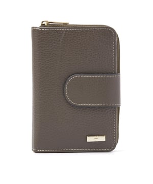 Het is dR Amsterdam sale op V&D. Dit item nu met hoge korting in de dR Amsterdam outlet!
Afmetingen: 9.00 cm breed x 13.00 cm hoog x 3.00 cm diep <p>Deze damesportemonnee is gemaakt van rundleder en is zeer praktisch. De portemonnee bestaat uit twee delen: een vak met rits voor muntgeld en een vak met klep met druksluiting waar plaats is voor negen creditcards, waarvan een met kijkvenster. Er zijn twee steekvakken voor papiergeld en nog een extra vak met kijkvenster. Daarnaast bevat de portemonnee nog vijf extra steekvakken. Deze portemonnee heeft RFID portectie. Dit beschermt tegen het skimmen van betaalpassen.</p>