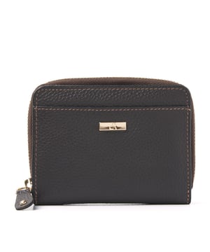 
Afmetingen: 12.00 cm breed x 9.00 cm hoog x 2.00 cm diep <p>Een kleine stoere portemonnee gemaakt van rundleder. Heeft ruimte voor zes creditcards en twee steekvakken voor papiergeld. Dit vak is afsluitbaar met een  drukknop. Het vak voor muntgeld is afsluitbaar met een rits en er zit aan de voorzijde nog een steekvak. Deze portemonnee beschikt over RFID protectie. Dit beschermt tegen het skimmen van betaalpassen.</p>