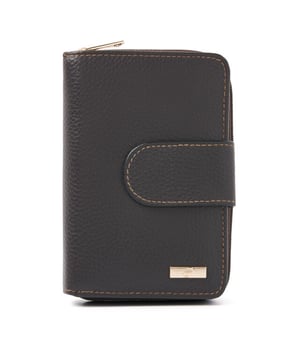 
Afmetingen: 9.00 cm breed x 13.00 cm hoog x 3.00 cm diep <p>Deze damesportemonnee is gemaakt van rundleder en is zeer praktisch. De portemonnee bestaat uit twee delen: een vak met rits voor muntgeld en een vak met klep met druksluiting waar plaats is voor negen creditcards, waarvan een met kijkvenster. Er zijn twee steekvakken voor papiergeld en nog een extra vak met kijkvenster. Daarnaast bevat de portemonnee nog vijf extra steekvakken. Deze portemonnee heeft RFID protectie. Dit beschermt tegen het skimmen van betaalpassen.</p>