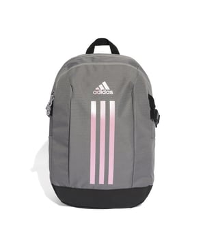 
Laat je trainingsavontuur beginnen met de gloednieuwe Adidas Power VII rugzak in de kleur grijs. Deze rugzak is het perfecte hulpmiddel om alles goed georganiseerd te houden en ervoor te zorgen dat al je essentieel sportmateriaal altijd binnen handbereik is. Begin de dag met alle essentials op hun juiste plek dankzij de hoogwaardige kenmerken van de Adidas Power VII rugzak. Profiteer van de vele voordelen die deze rugzak te bieden heeft. Je zult de grote opslagruimte waarderen waarmee je gemakkelijk al je belangrijke items zoals kleding, schoenen en waterflessen veilig en gemakkelijk mee kunt nemen. Maar dat is nog niet alles. De Adidas Power VII rugzak is niet alleen praktisch, maar ook comfortabel. De gewatteerde schouderbanden zorgen ervoor dat je zonder moeite zelfs de zwaarste lading kunt dragen. Of je nu naar de sportschool gaat, met vrienden op pad bent of gewoon pendelt tussen werk en thuis, de Power VII pakt alles aan. De belangrijkste kenmerken van de Adidas Power VII rugzak