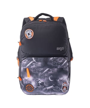 
100% Polyester. Hoogte: 41cm. Breedte: 28cm. Lengte: 16cm. Ontwerp: Logo, Buitenaardse ruimte, Patches, Planeten, Bedrukt, Ruimteschip. Bevestiging: Tweewegrits. Verstelbare schouderriem, ritstrekker met merknaam, sleutellus, laptophoes, gevoerde handgreep, gevoerde riemen, reflecterend detail. Compartimenten: 1 Hoofdcompartiment. Zakken: 3 zakken met rits, 1 interne zak, Mesh zak, 2 zijzakken. Capaciteit: 18L. Voering: 100% polyester.