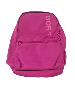 
Bjorn Borg Core Mini Rugtas / Backpack CORE741-71 [Fuchsia]

 De Björn Borg Core Mini Backpack is een fijne rugtas waarmee je je handen vrij hebt voor leuke dingen. Uitgevoerd in Fuchsia met een merkopdruk op de voorzijde. In het grote vak bevindt zich een steekvak met elastiek en aan de zijkant van de tas bevinden zich twee steekvakken. Het voorvak geeft je extra ruimte voor al je benodigdheden en de achterzijde van de tas heeft nog een ritsvak. De schouderbanden zijn in lengte verstelbaar en met het handige handvat op de bovenkant pak je de tas snel mee.