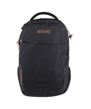 
Stoftechnologie: Slijtvast. Antidiefstalritssluitingen, Ademend gaaspaneel, Draaghandvat, Daisy Chain Webbing, Voorvak met rits, Laptopzak, USB-aansluiting, Geventileerde schouderriemen, Wandelstokhouders, Webbing strepen, Ritstrekkers. Capaciteit: 20L. 45 x 25 x18 cm.