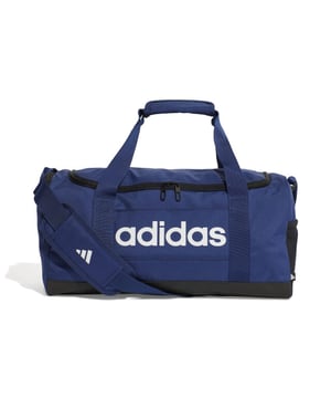 
Bent u op zoek naar een sporttas die niet alleen praktisch is, maar er ook stijlvol uitziet? Ga dan voor de adidas Linear Duffel S, een blauwe sporttas die perfect combineert functionaliteit met elegantie. Deze sporttas is perfect voor elke sportliefhebber die zijn of haar spullen met gemak en stijl wil dragen. Er zijn tal van voordelen aan deze tas. Het begint allemaal met het merk zelf. Adidas is een wereldberoemd merk dat bekend staat om de kwaliteit van zijn producten. U kunt er zeker van zijn dat uw bezittingen veilig en droog blijven dankzij de robuuste stof en weerbestendige materialen van de tas. De adidas Linear Duffel S heeft fantastische kenmerken die de tas onderscheiden van andere sporttassen op de markt. Ten eerste, de size. De "S" in de naam staat voor klein, maar laat u niet misleiden. Er is genoeg ruimte voor uw sportschoenen, kleding, en zelfs uw waterfles en handdoek. Daarnaast heeft de tas een strak en eenvoudig ontwerp met het iconische adidas logo, waardoor u