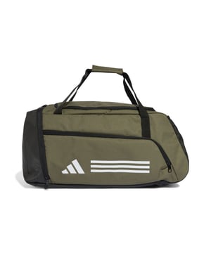 
Betreed de sportwereld met een zelfverzekerde en energieke touch met de ADIDAS tr duffle m sporttas. Het is een perfecte bondgenoot voor diegenen die grote passie hebben voor fitness en altijd klaar zijn voor de uitdagingen. De voordelen van deze sporttas zijn legio. Ten eerste is hij groen van kleur, wat een fundamenteel aspect is voor diegenen die graag modieuze keuzes maken, zelfs als het om sportartikelen gaat. De kleur voegt een speels en dynamisch tintje toe aan je sportuitrusting. Dan beweegt de magie zich naar het binnenste van de tas. De ADIDAS tr duffle m heeft ruime compartimenten om je spullen op een georganiseerde manier op te bergen. Daarnaast is het uitgerust met stevige ritssluitingen om de veiligheid van je eigendommen te garanderen en zorgeloos naar je training te kunnen gaan. De tas is vervaardigd van hoogwaardige materialen, wat hem duurzaam en bestendig maakt tegen slijtage, zelfs bij intensief gebruik. Het ontwerp van de sporttas is veelzijdig en modern, waardoor