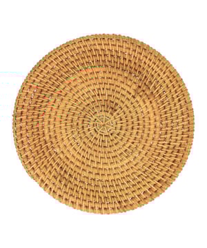 
Bescherm je tafel in stijl met een rotan pannenonderzetter Je wilt je tafel en aanrecht natuurlijk beschermen tegen de schade die een hete pan kan aanrichten. Daarom zijn pannenonderzetters zulke onmisbare accessoires in een huishouden. Bescherm je tafel of aanrecht bijvoorbeeld met deze schitterende Krumble pannenonderzetter. De ronde pannenonderzetter is gemaakt van rotan en heeft een rustgevende en natuurlijke uitstraling. Zo zijn ze niet alleen handig om je tafel te beschermen, maar ziet je gedekte tafel er ook meteen mooi uit.  Producteigenschappen Merk: Krumble Ronde pannenonderzetter Gemaakt van rotan Bruin Diameter: 20 centimeter Dikte: 0,5 centimeter Gewicht: 60 gram  Handig in de keuken of de eetkamer Deze ronde pannenonderzetter is praktisch tijdens het koken. Als je een hete pan van het vuur haalt, wil je deze immers veilig even op het aanrecht kunnen zetten. Dan komt de rotan onderzetter zeker van pas. Maar ook als je graag hete pannen of schalen op de eettafel presenteert, is de onderzetter handig. Door het stijlvolle uiterlijk mag deze pannenonderzetter absoluut gezien worden. Dek de tafel, zet een heerlijk gerecht op tafel en geniet!Materiaal: RotanKleur: LichtbruinAfmetingen: Hoogte: 0.5CM x breedte: 20CM x Lengte: 20CM