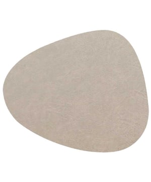 Ben jij op zoek naar een trendy placemat voor jouw tafel die ook nog is heel praktisch is? Dan zijn de Unique living placemats perfect voor jou! De producten van Unique Living zijn geïnspireerd op de nieuwste trends en designs. Deze prachtige producten zijn zo ontworpen dat zij jaren mee kunnen gaan. Unique Living gebruikt verschillende materialen voor de ontwerpen van haar placemats. Variërend van vegan leder tot PVC en polyester, een ieder gekenmerkt door de goede kwaliteit.De belangrijkste informatie op een rijtje:- Bescherming voor de tafel en tegelijkertijd een statement item- Makkelijk af te nemen- Producten die jaren meegaan- Artikelen zijn per stuk te bestellenOver Unique LivingUnique Living heeft een uitgebreid assortiment aan sierkussens, kussenhoezen en tafeltextiel. De designs zijn stijlvol en tijdloos. De collectie varieert van rustige prints met sierlijke teksten tot hippe placemats die van elke eettafel een feestje maken. Je kunt de artikelen van Unique Living gebruiken als trendy details in de woonkamer of als blikvangers voor in uw buitenruimtes. Het assortiment is heel veelzijdig. - Afmeting: 39x30,5cm - Kleur: Grijs - Materiaal: Polyester