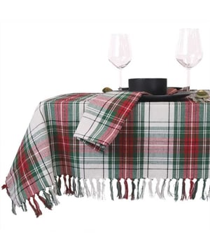 
Ben jij op zoek naar een trendy toevoeging voor jouw gedekte tafel die ook nog is heel praktisch is? Dan zijn de Unique living tafelkleden en lopers perfect voor jou! De producten van Unique Living zijn geïnspireerd op de nieuwste trends en designs. Deze prachtige producten zijn zo ontworpen dat zij jaren mee kunnen gaan. Het tafeltextiel van Unique Living is gemaakt van hoogwaardig polyester en is uitgevoerd in prachtige kleuren en prints.De belangrijkste informatie op een rijtje:Bescherming voor de tafel en tegelijkertijd een statement itemProducten die jaren meegaanArtikelen zijn per stuk te bestellenWasbaarWassen?Wilt u het tafeltextiel wassen? Dat kan! Wij adviseren de producten binnenstebuiten in een handwas te wassen. Zo houdt het textiel goed zijn kleur en structuur en kan het jaren mee! Bent u meer van het gemak? Dan kunt u ze ook wassen in de wasmachine. Wij adviseren dan een rustig programma op maximaal 30 graden.Over Unique LivingUnique Living heeft een uitgebreid assortiment aan sierkussens, kussenhoezen en tafeltextiel. De designs zijn stijlvol en tijdloos. De collectie varieert van rustige prints met sierlijke teksten tot hippe placemats en tafellopers die van elke eettafel een feestje maken. Je kunt de artikelen van Unique Living gebruiken als trendy details in de woonkamer of als blikvangers voor in uw buitenruimtes. Het assortiment is heel veelzijdig. - Afmeting: 150x300cm - Kleur: Wit - Materiaal: Polyester