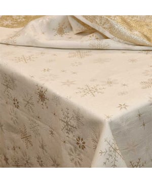 
Ben jij op zoek naar een trendy toevoeging voor jouw gedekte tafel die ook nog is heel praktisch is? Dan zijn de Unique living tafelkleden en lopers perfect voor jou! De producten van Unique Living zijn geïnspireerd op de nieuwste trends en designs. Deze prachtige producten zijn zo ontworpen dat zij jaren mee kunnen gaan. Het tafeltextiel van Unique Living is gemaakt van hoogwaardig polyester en is uitgevoerd in prachtige kleuren en prints.De belangrijkste informatie op een rijtje:Bescherming voor de tafel en tegelijkertijd een statement itemProducten die jaren meegaanArtikelen zijn per stuk te bestellenWasbaarWassen?Wilt u het tafeltextiel wassen? Dat kan! Wij adviseren de producten binnenstebuiten in een handwas te wassen. Zo houdt het textiel goed zijn kleur en structuur en kan het jaren mee! Bent u meer van het gemak? Dan kunt u ze ook wassen in de wasmachine. Wij adviseren dan een rustig programma op maximaal 30 graden.Over Unique LivingUnique Living heeft een uitgebreid assortiment aan sierkussens, kussenhoezen en tafeltextiel. De designs zijn stijlvol en tijdloos. De collectie varieert van rustige prints met sierlijke teksten tot hippe placemats en tafellopers die van elke eettafel een feestje maken. Je kunt de artikelen van Unique Living gebruiken als trendy details in de woonkamer of als blikvangers voor in uw buitenruimtes. Het assortiment is heel veelzijdig. - Afmeting: 140x200 - Kleur: Goud - Materiaal: Polyester