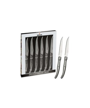 
Steakmessen die indruk makenBij elk diner wil je dat je messen net zo indrukwekkend zijn als het gerecht dat je serveert. Met de Buccan 6-delige zilveren steakmessenset voeg je stijl en functionaliteit toe aan je tafel, terwijl je met gemak door elk stuk vlees snijdt.Belangrijke Kenmerken Duurzaam RVS lemmet: Het roestvrijstalen lemmet zorgt voor langdurige scherpte en precisie bij het snijden. Klassiek RVS handvat: Het handvat is volledig gemaakt van roestvrij staal voor extra stevigheid en een klassieke uitstraling. Strak en tijdloos design: De zilveren afwerking combineert modern en traditioneel voor elk type diner. Luxe magnetische opbergdoos: De set wordt geleverd in een zwarte magnetische doos, ideaal voor opbergen of als cadeau. Nooit meer slijpen: Het hoogwaardige RVS garandeert langdurige scherpte, zonder dat je de messen hoeft te slijpen. Duurzaam RVS lemmetDeze steakmessen zijn vervaardigd met een roestvrijstalen lemmet dat zorgt voor een langdurig scherpe snijrand. Hierdoor kun je moeiteloos je vlees snijden, zonder het te scheuren of te pletten.Tijdloos RVS handvatHet handvat van de messen is gemaakt van roestvrij staal, wat niet alleen zorgt voor een klassieke uitstraling maar ook voor extra stevigheid en duurzaamheid tijdens het snijden.Moderne en traditionele uitstralingMet hun strakke zilveren afwerking combineren de messen modern design met een traditionele look. Perfect voor zowel formele diners als alledaagse maaltijden.Magnetische opbergdoosDe set wordt geleverd in een luxe zwarte magnetische doos. Dit maakt de set niet alleen gemakkelijk op te bergen, maar ook perfect om cadeau te geven voor verjaardagen, kerst of andere gelegenheden.Altijd scherp, nooit slijpenDankzij de kwaliteit van het roestvrij staal blijven de messen langdurig scherp. Je hoeft je dus nooit meer zorgen te maken over het regelmatig slijpen van je messen.Kortom, de Buccan 6-delige steakmessenset biedt een perfecte combinatie van stijl en functie, ideaal voor elke vleesliefhebber die wil genieten van een moeiteloze snijervaring met een stijlvolle touch. Merk: Buccan cooking Kleur: Zilver