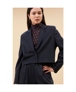 
<p><span lang="nl">Chique verfijning voor de winter! De Jody Stripe Blazer voegt een vleugje elegantie toe aan elke outfit. Deze single-breasted blazer is gemaakt van een geweven kwaliteit met een rechte pasvorm en korte lengte. De blazer heeft een enkele knoopsluiting aan de voorkant, een all-over krijtstreeppatroon en knoopsluitingen bij de mouwen. Combineer hem met een jeans voor een casual look of ga voor een elegant pak met de bijpassende Benji Stripe Pants.</span></p><br>Kleur: Dark navy <br>
