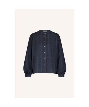 
De perfecte mix van comfort en stijl met de rikki check blouse! Deze casual blouse met een normale pasvorm biedt comfort voor elke dag, terwijl de elegante pofmouwen en parelmoeren knopen een verfijnde uitstraling geven. De ronde halslijn en lange mouwen maken het een veelzijdige keuze voor een chique look, ideaal voor elke dag vol zelfvertrouwen en flair. 100% cotton