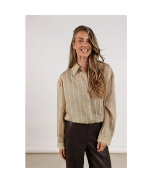 
<p>De Iris blouse is een tijdloos item met een moderne twist. Deze blouse met off white strepen is gemaakt van een zachte mix van tencel en katoen en heeft een regular fit. De fijne knoopsluiting en luchtige stof maken het de perfecte keuze voor een casual, maar verzorgde look. Style hem af met je favoriete abby jeans of jill pantalon.</p><br>Kleur: gold/off white <br>
Materiaal: 58% Tencel, 34% Cotton, 8% Polyester