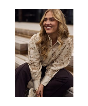 
<p>De Preston blouse embroidery is een elegante blouse van soepel vallende viscose, afgewerkt met een verfijnde embroidery print. Dit tijdloze item geeft elke look een luxe, vrouwelijke touch. Draag met de Abby jeans voor een stijlvolle outfit.</p><br>Kleur: sand <br>
Materiaal: 90% Viscose, 10% Polyester