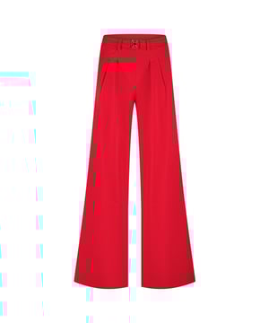 
LADY DAY Pearl vind je nu op To Be Dressed. Prachtig en uniek item van premium travelkwaliteit en gemaakt van de volgende materialen: 80%polyamide/20%EA. De Pearl is een lange broek met recht vallende pijpen. Het item is voorzien van een bandplooi en riemdetail. De broek is voorzien van steekzakken voor en sier paspelzakken achter.
