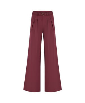 
LADY DAY Pearl vind je nu op To Be Dressed. Prachtig en uniek item van premium travelkwaliteit en gemaakt van de volgende materialen: 80%polyamide/20%EA. De Pearl is een lange broek met recht vallende pijpen. Het item is voorzien van een bandplooi en riemdetail. De broek is voorzien van steekzakken voor en sier paspelzakken achter.